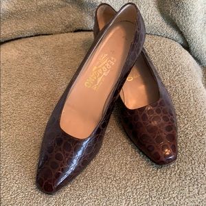Beautiful Brn croco stamped Ferragamo pump size 11